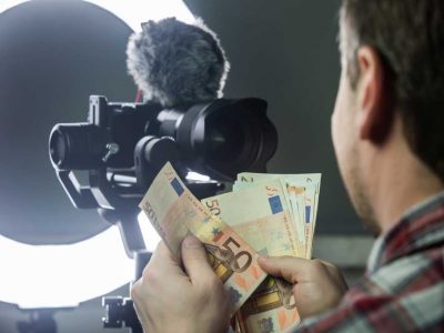 Mulai Hasilkan Pendapatan Pertama Kamu Sebagai Content Creator!