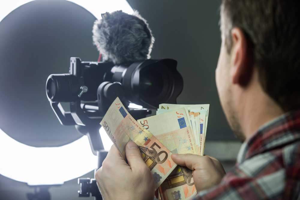 Mulai Hasilkan Pendapatan Pertama Kamu Sebagai Content Creator!