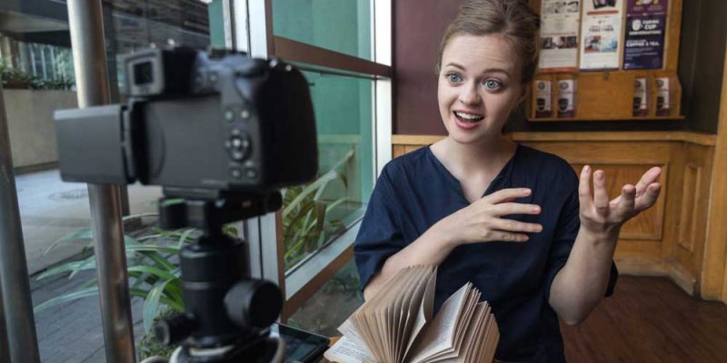 Cara Mudah Berbicara Di Depan Kamera Untuk Content Creator