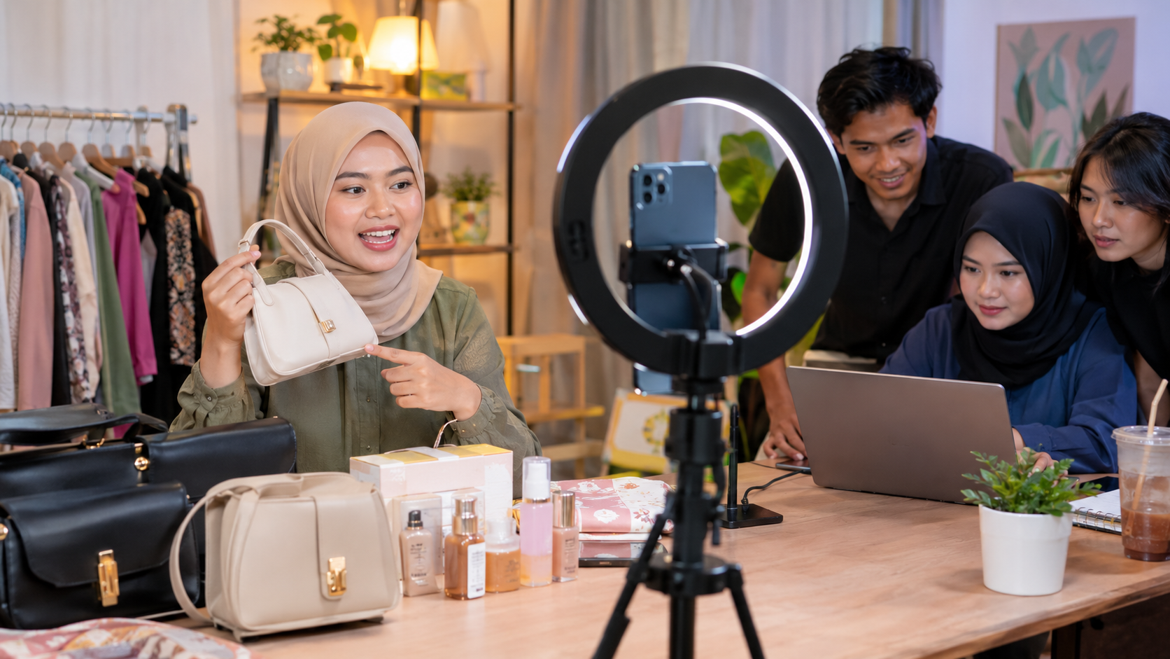 Ilustrasi suasana sesi live shopping di studio